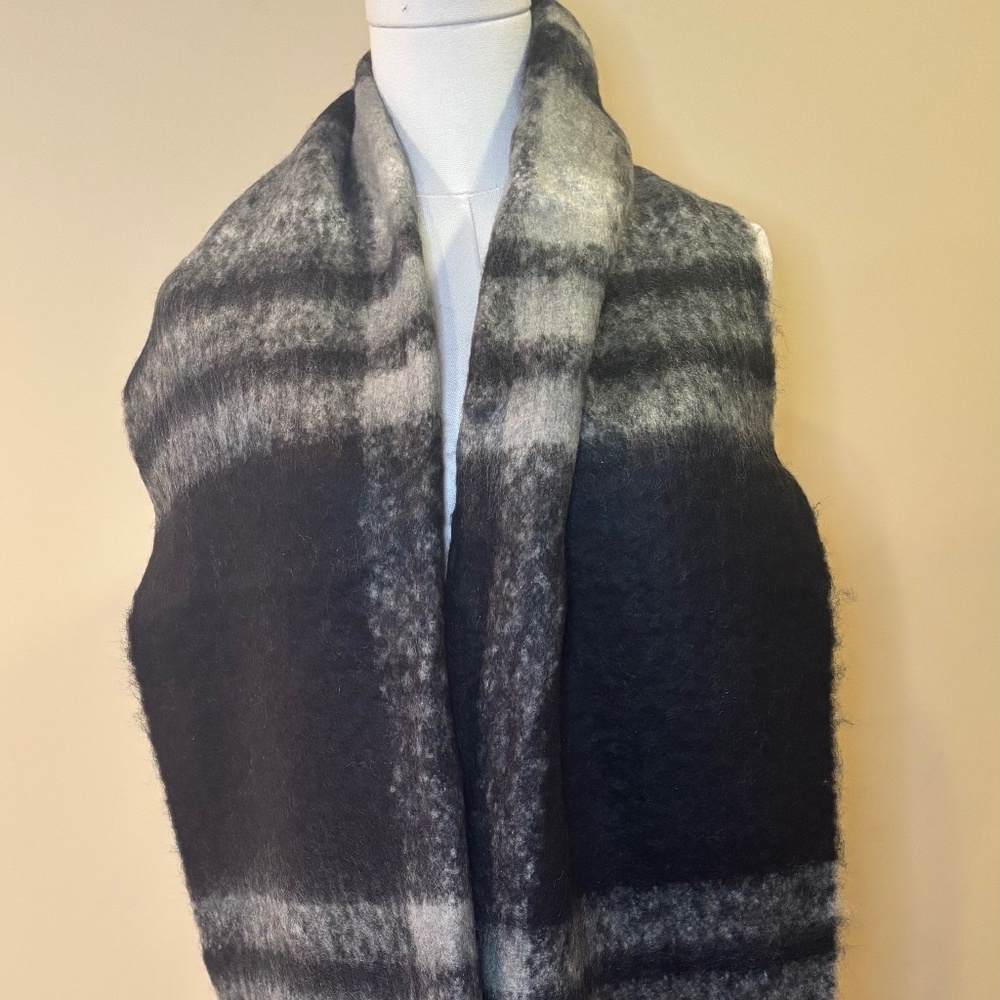 NWT Aqua Fringe Scarf Women's, OS, Gray